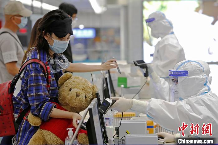 浦東機(jī)場(chǎng)海關(guān)人員對(duì)入境旅客信息信息核查。(資料照片) 殷立勤 攝