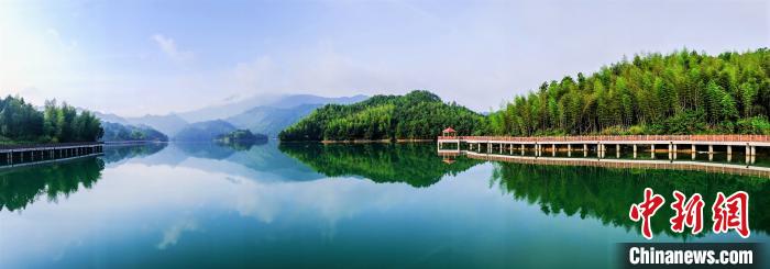 資料圖：山清水秀的綢嶺村?！¤蠘s縣東源鄉(xiāng) 供圖 攝