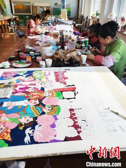 女農(nóng)民畫家在作畫 王詠梅供圖 女農(nóng)民畫家在作畫 王詠梅供圖