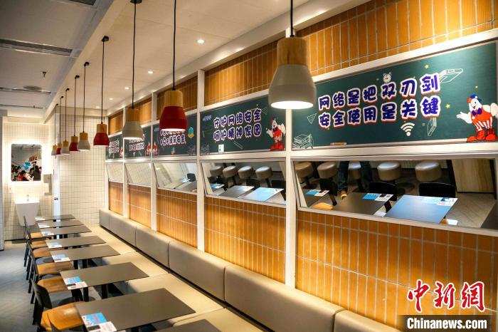 21日，走進(jìn)位于福建省福州市南后街的&ldquo;青少年網(wǎng)絡(luò)素養(yǎng)教育&rdquo;主題餐廳令人眼前一亮?！∪~秋云 攝