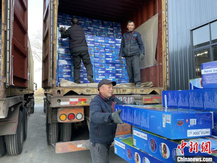 陳克紅搬運(yùn)的體育用品即將遠(yuǎn)銷(xiāo)歐洲?！⌒焐荷?攝