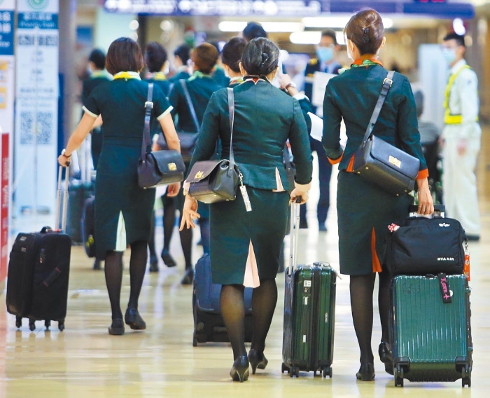 臺灣長榮空勤組員皮繃緊 勤務(wù)后禁外出跨年、違規(guī)最重開除_1608793201988