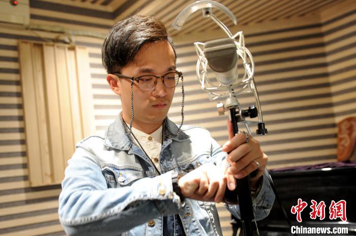 蔡鶴立在他的錄音棚工作?！埥鸫?攝