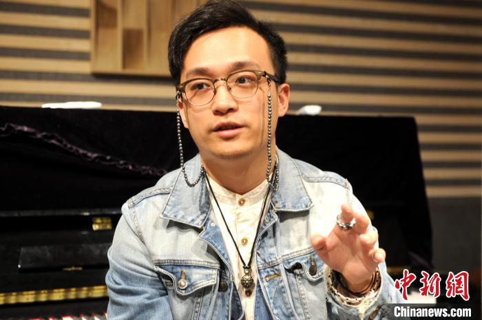 蔡鶴立介紹他的&ldquo;兩岸藝術(shù)交流夢&rdquo;。　張金川 攝