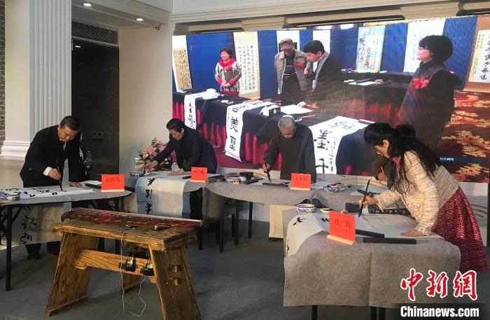兩岸書法家分別在現(xiàn)場共同揮毫?！÷访?攝