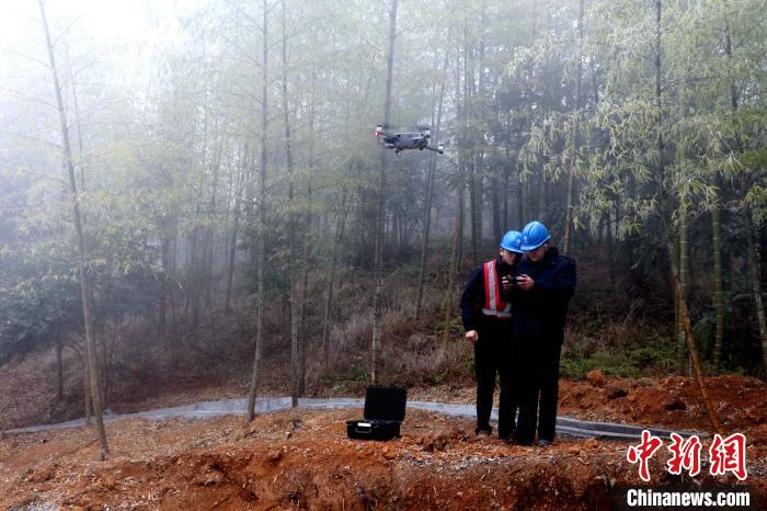 30日，國網(wǎng)永安市供電公司運維人員在&ldquo;覆冰易發(fā)區(qū)&rdquo;使用無人機(jī)進(jìn)行防覆冰特巡，保障當(dāng)?shù)鼐用癜踩秒?。　俞慧?攝