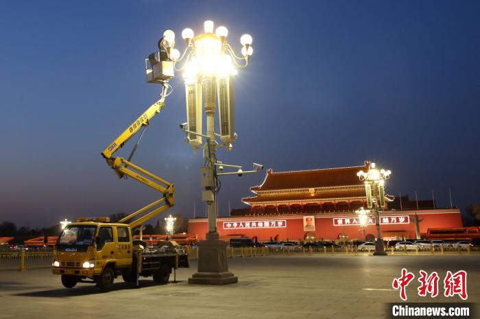 北京城市照明管理中心員工巡檢華燈設(shè)備，以應(yīng)對(duì)今冬最強(qiáng)寒潮?！埑?攝