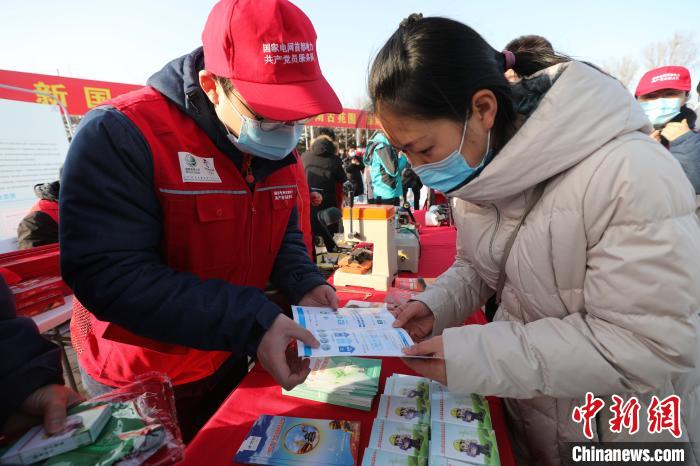 北京大興供電公司進(jìn)社區(qū)宣傳&ldquo;網(wǎng)上國(guó)網(wǎng)&rdquo;App等線上購(gòu)電舉措?！堈?攝