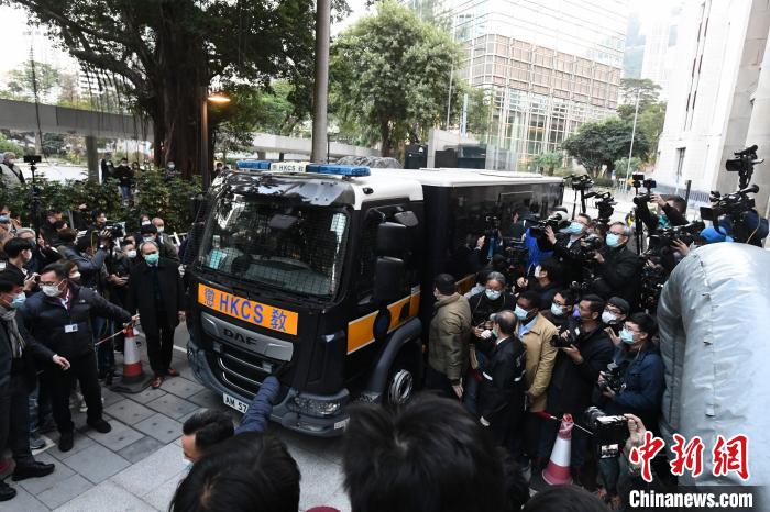 12月31日下午，黎智英被押上囚車?！±钪救A 攝