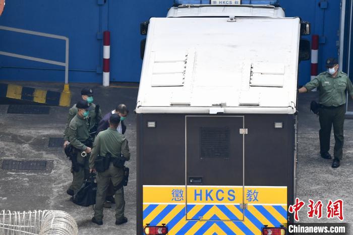 1月5日中午，黎智英在荔枝角收押所被押上俗稱“鐵甲威龍”的最高安保級(jí)別囚車，前往區(qū)域法院出庭應(yīng)訊?！±钪救A 攝