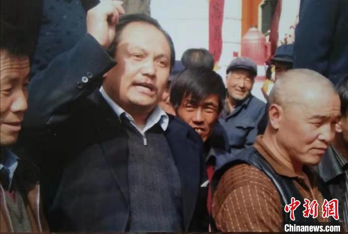 圖為2010年豆乾坤發(fā)動(dòng)村民出工出力修建鄉(xiāng)村道路。 (資料圖)受訪者供圖