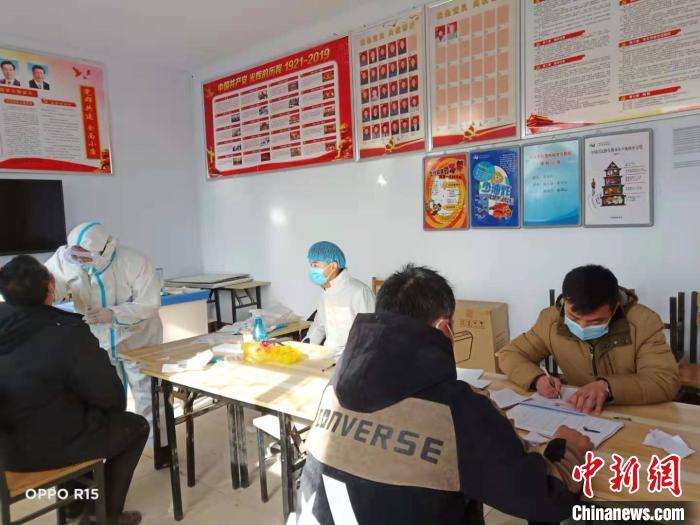 邢臺市民在進行核酸檢測?！堸i翔 攝