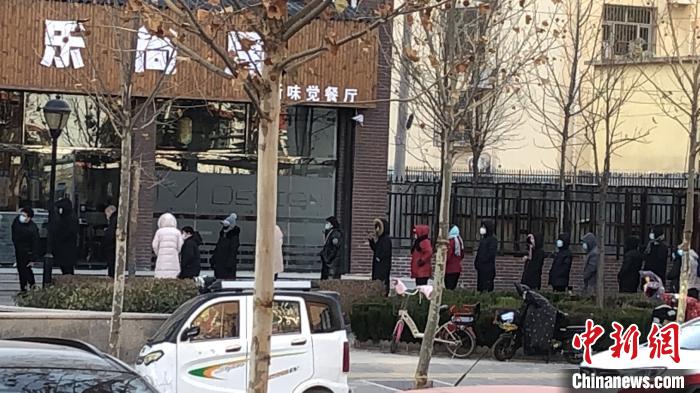 邢臺市民在排隊進行核酸檢測?！堸i翔 攝