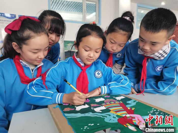 圖為西寧市陽(yáng)光小學(xué)學(xué)生創(chuàng)作農(nóng)民畫(huà)?！↑h明漢 攝