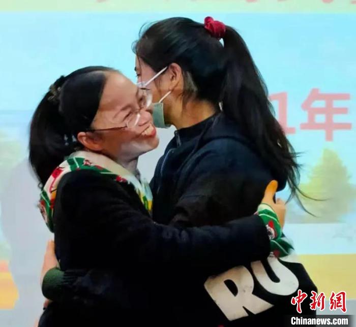 助學活動現場，捐受雙方熱情擁抱?！±畋?攝