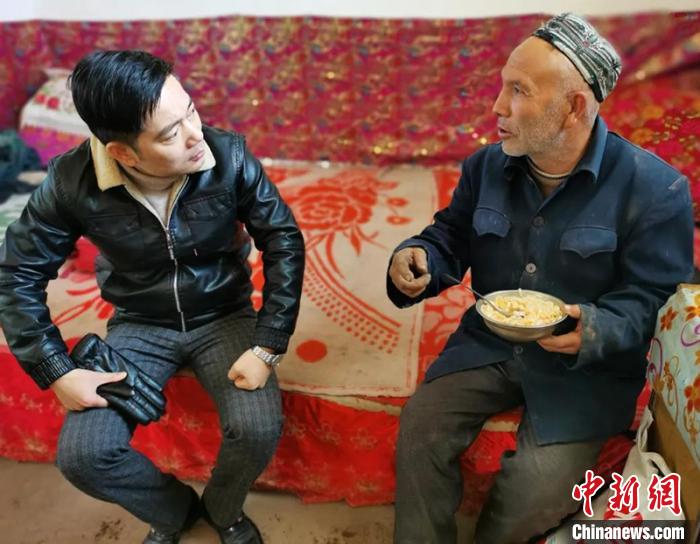 冒雪驅車上百公里為困難家庭送上愛心物資。　李奔 攝