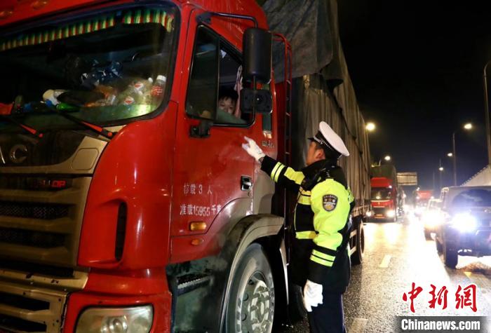 圖為貴安新區(qū)交警對駕乘人員做安全提示。吳遠杰 攝