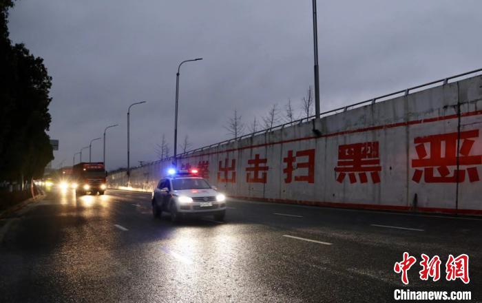 圖為貴安新區(qū)交警開道護送車輛至安全地帶。吳遠杰 攝