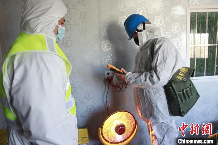 1月7日，國網南宮市供電公司防疫保電共產黨員突擊隊隊員為執(zhí)勤點義務檢查用電情況?！∈Y憲琢 攝