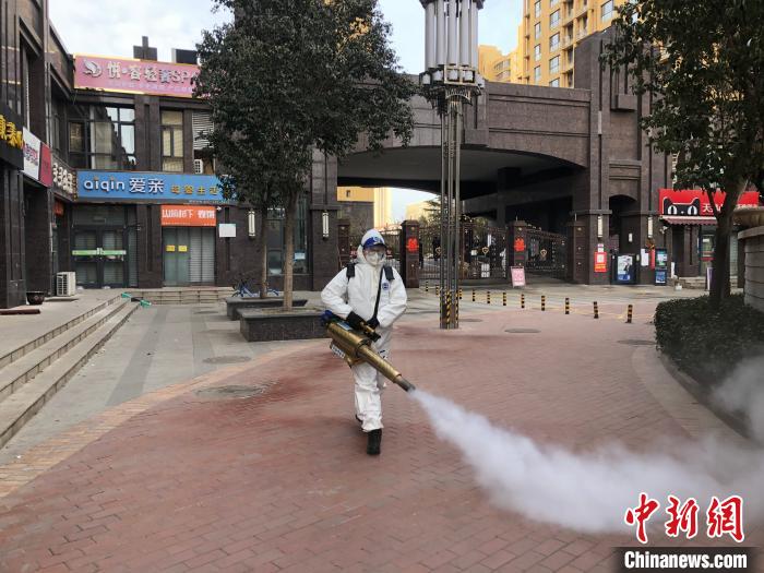 圖為藍(lán)天救援隊(duì)在譽(yù)天下社區(qū)外進(jìn)行消殺。藍(lán)天救援隊(duì)供圖
