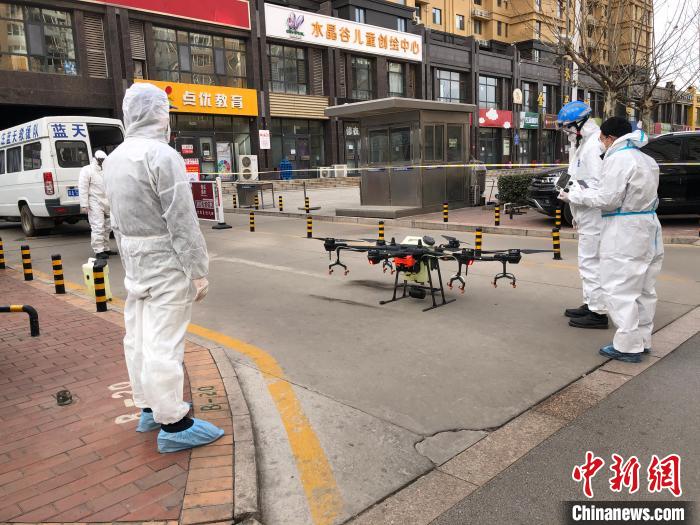 圖為藍(lán)天救援隊(duì)在譽(yù)天下社區(qū)外利用無人機(jī)進(jìn)行消殺。藍(lán)天救援隊(duì)供圖