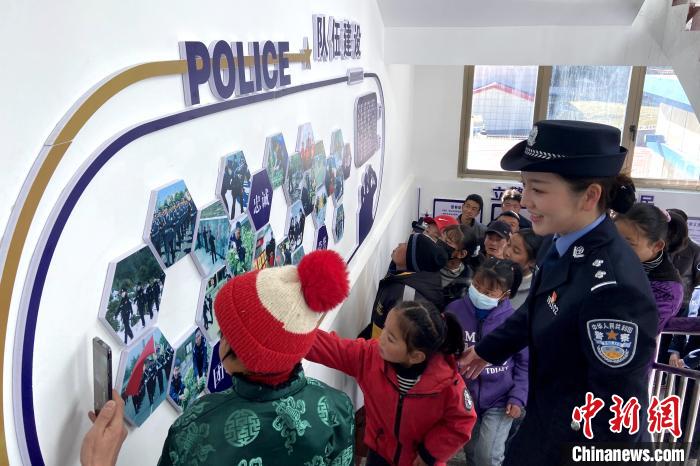 山南邊境管理支隊勒布邊境派出所舉行警營開放日活動，邀請駐地民眾進警營，了解民警工作生活?！∏f冀 攝