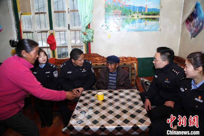 亞東出入境邊防檢查站民警走訪慰問轄區(qū)困難群眾?！堄陱?攝