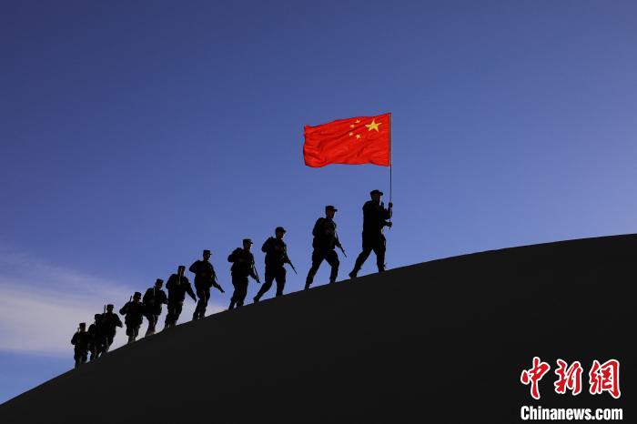 日喀則邊境管理支隊幾腳橋邊境檢查站民警在轄區(qū)開展巡邏工作?！↓埿▲P 攝