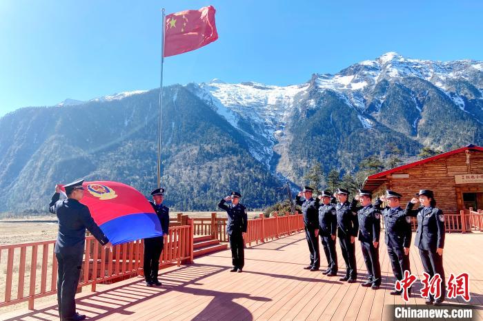 林芝邊境管理支隊南伊邊境派出所民警前往紅色教育基地——瓊林新村戍邊小牧屋開展警旗宣誓活動。　楊洋 攝