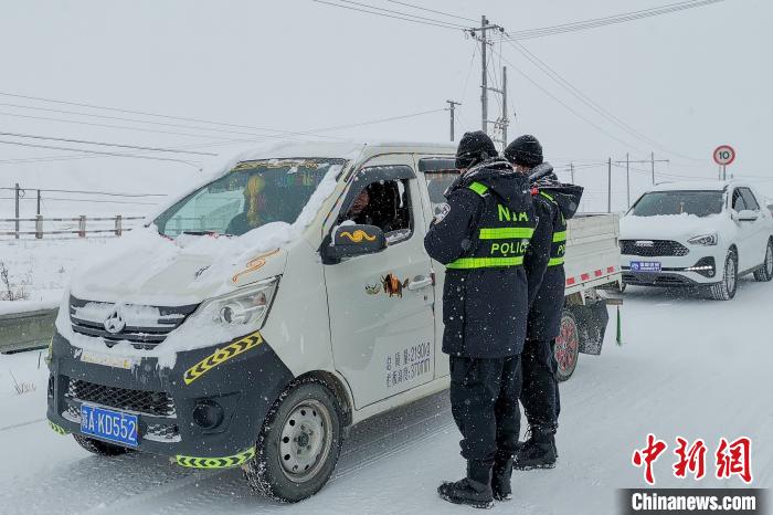 日喀則邊境管理支隊老馬泉河邊境檢查站民警頂風冒雪執(zhí)勤檢查?！±罾?攝
