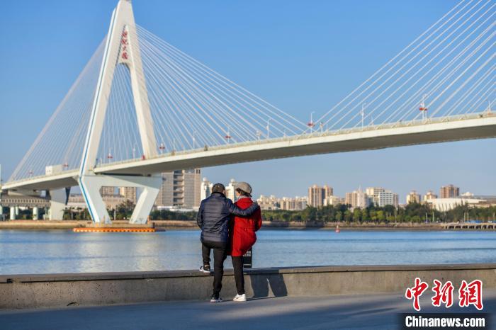 圖為一對(duì)情侶在?？跒诚硎芏张?。　駱云飛 攝