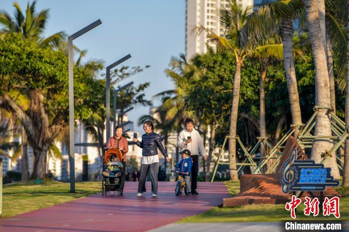 圖為?？谑忻衤皆诤？跒?，樂享久違陽光?！●樤骑w 攝