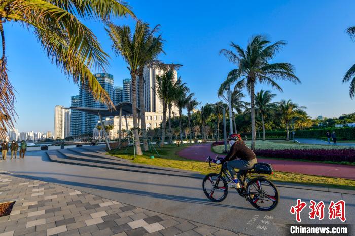 圖為市民在?？跒瞅T行，享受久別的藍(lán)天陽光。　駱云飛 攝