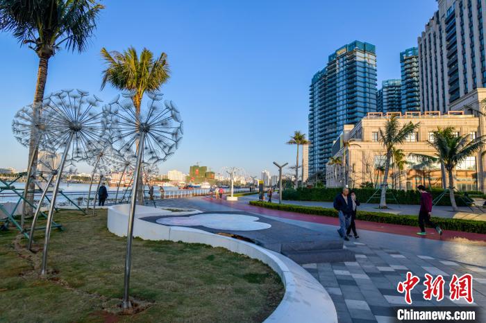 圖為市民在?？跒成⒉??！●樤骑w 攝