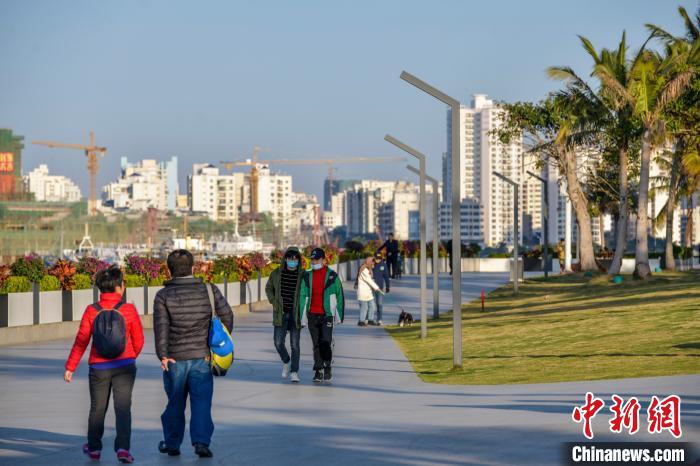 圖為市民在?？跒成⒉?，樂享久違陽光。　駱云飛 攝