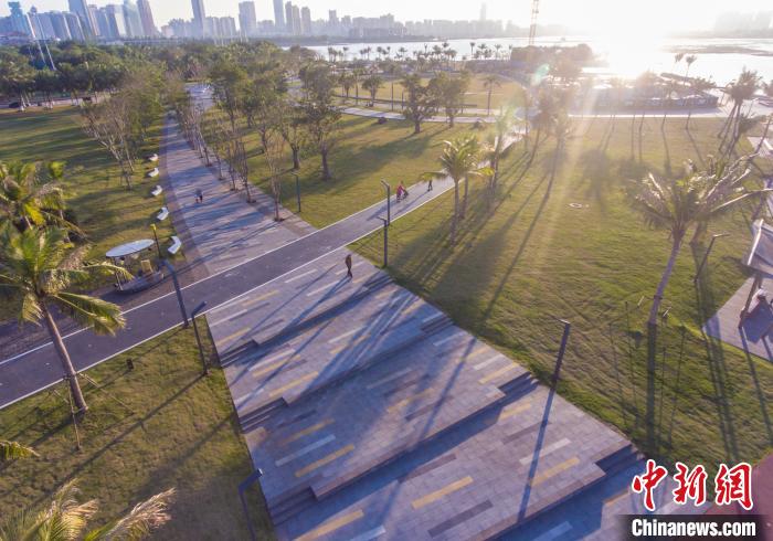 圖為航拍陽光下的?？跒呈兰o(jì)公園?！●樤骑w 攝