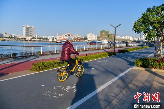 圖為市民騎行在剛剛開放不久的?？跒硶惩üこ舔T行道，享受久別的藍(lán)天陽光?！●樤骑w 攝