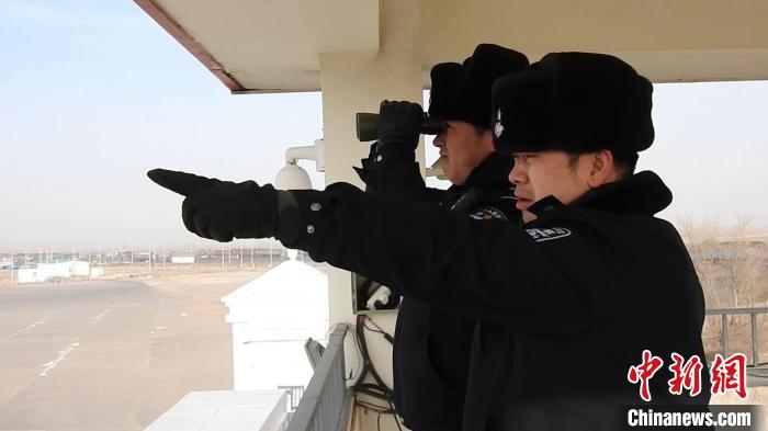 圖為甘其毛都出入境邊防檢查站民警密切關(guān)注野生黃羊和蒙古野驢動向。　馮正翔 攝