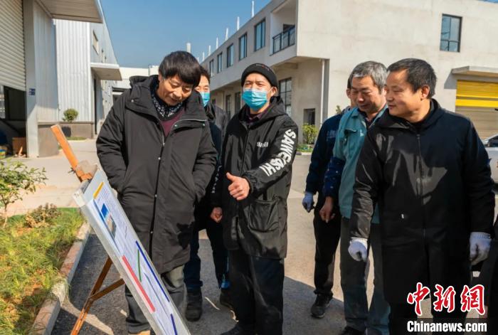 員工圍在展板前了解就地過年相關政策。婺城宣傳部供圖
