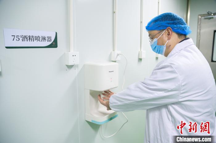 所有進(jìn)入生產(chǎn)車間的人員，都必須先進(jìn)入更衣室，穿上專用工作服，在經(jīng)過洗手、吹干、二次消毒、風(fēng)淋后，方可進(jìn)入生產(chǎn)車間內(nèi)部。　李南軒 攝