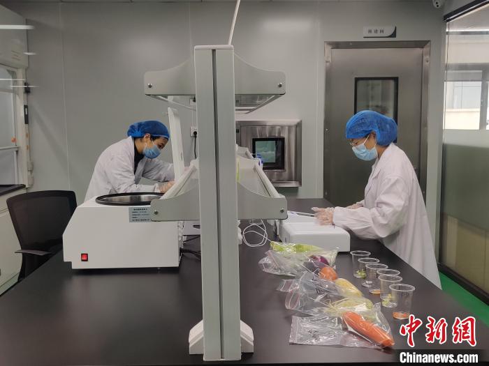 所有食材需通過農(nóng)殘檢測(cè)和微化實(shí)驗(yàn)室的嚴(yán)格檢測(cè)后，方可進(jìn)入倉庫和潔凈生產(chǎn)車間?！∪~秋云 攝