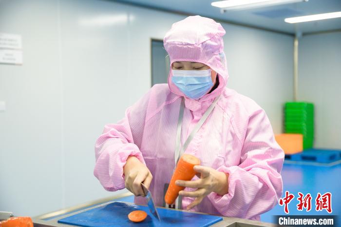 車間內(nèi)，工作人員正在處理蔬菜。　李南軒 攝