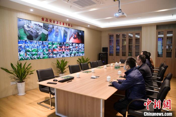 該公司建設(shè)有覆蓋整個(gè)中央廚房的智能監(jiān)控體系。　李南軒 攝