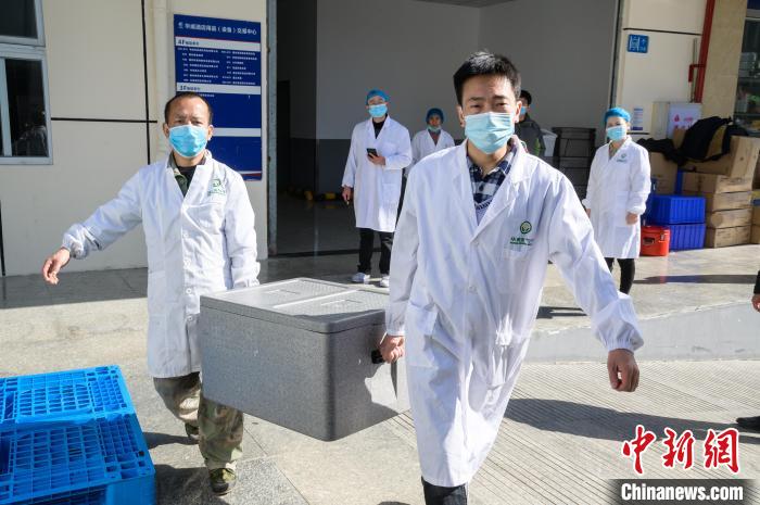 分餐后的餐食封盤裝箱后，通過專車送往學(xué)校。　李南軒 攝