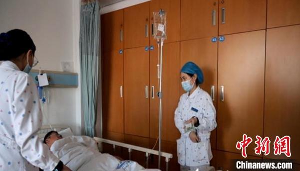 臺(tái)州大陳漁民毛斌軍得到救治 朱麗荔 攝 臺(tái)州大陳漁民毛斌軍得到救治 朱麗荔 攝