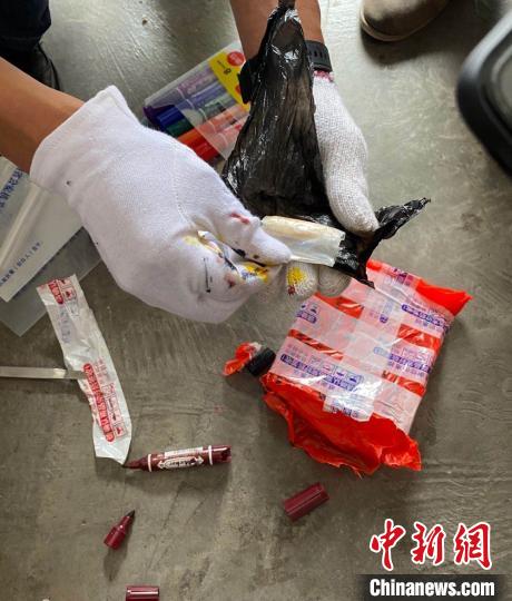 快遞中查出毒品。榮縣警方 供圖