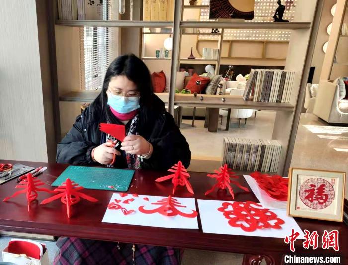 圖為林琳正在剪紙。(資料圖) 林琳供圖 攝
