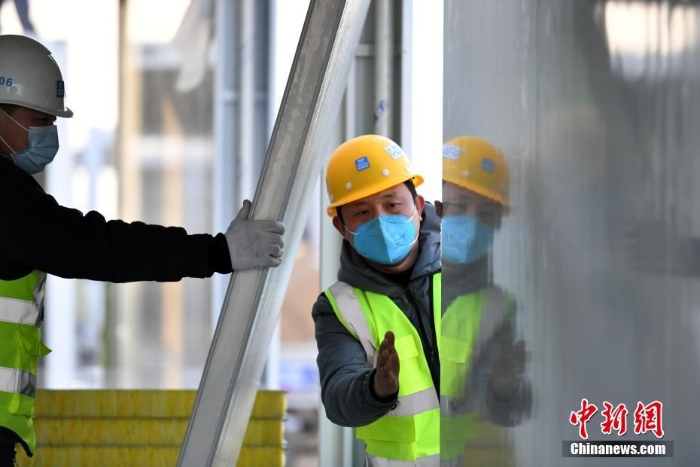 河北:奮戰(zhàn)在黃莊公寓隔離場所施工現(xiàn)場的“雷神山”建設(shè)者