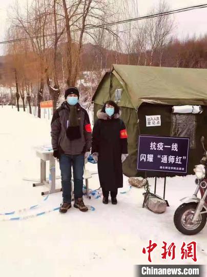 志愿者及時(shí)來到防控一線。通化師范學(xué)院供圖