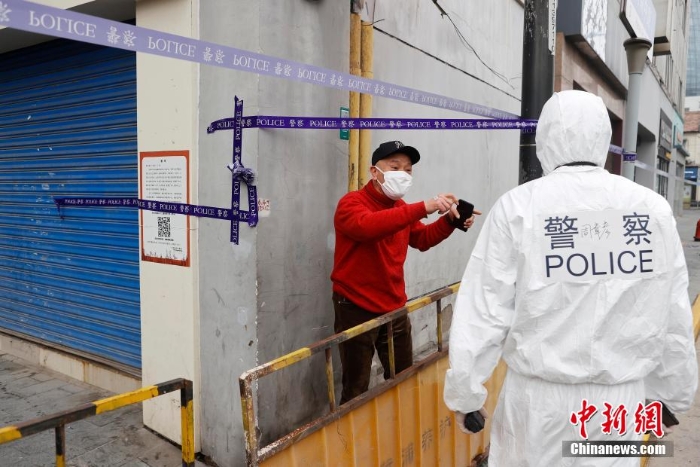 上海一居民區(qū)被列為中風(fēng)險(xiǎn)地區(qū) 直擊防控現(xiàn)場(chǎng)